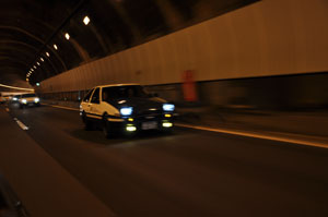 AE86トレノ・トンネルを通過中！